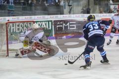 DEL - Eishockey - ERC Ingolstadt - Kölner Haie - PlayOff VF - Spiel 4 - Tim Wohlgemuth (ERC 33)trifft zum 1:0 Tir, gegen Torwart Gustaf Wesslau (29 Köln) Jubel