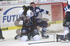 DEL - Eishockey - ERC Ingolstadt - Kölner Haie - PlayOff VF - Spiel 6 - Schlagerei auf dem Feld, Colton Jobke (7 ERC) Simon Despres (47 Köln)