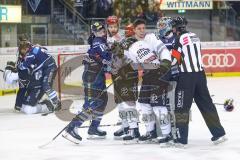 DEL - Eishockey - ERC Ingolstadt - Kölner Haie - PlayOff VF - Spiel 6 - Schlagerei auf dem Feld, Brett Olson (ERC 16) Frederik Tiffels (21 Köln) Torwart Timo Pielmeier (ERC 51) Jason Akeson (19 Köln)