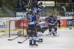 DEL - Eishockey - ERC Ingolstadt - Kölner Haie - PlayOff VF - Spiel 4 - Tor durch Brett Olson (ERC 16) gegen Torwart Gustaf Wesslau (29 Köln) Führung 2:1, Jubel mit Brandon Mashinter (ERC 53)