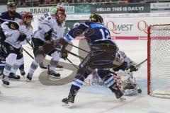 DEL - Eishockey - ERC Ingolstadt - Kölner Haie - PlayOff VF - Spiel 4 - Patrick Cannone (ERC 12) knapp am Tor, Torwart Gustaf Wesslau (29 Köln) pariert