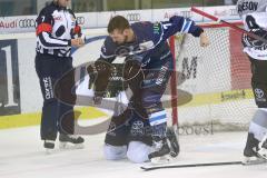 DEL - Eishockey - ERC Ingolstadt - Kölner Haie - PlayOff VF - Spiel 6 - Schlagerei auf dem Feld, Colton Jobke (7 ERC) Simon Despres (47 Köln)