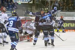 DEL - Eishockey - ERC Ingolstadt - Kölner Haie - PlayOff VF - Spiel 6 - Tor 3:2 durch Brett Olson (ERC 16) Jubel Brandon Mashinter (ERC 53)