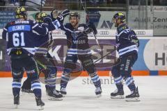 DEL - Eishockey - ERC Ingolstadt - Kölner Haie - PlayOff VF - Spiel 2 - Thomas Greilinger (ERC 39) trifft von hinten ins Tor von Torwart Gustaf Wesslau (29 Köln), Jubel, Sieg in Overtime 4:3, David Elsner (ERC 61) Dustin Friesen (ERC 14)