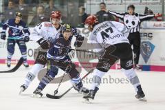 DEL - Eishockey - ERC Ingolstadt - Kölner Haie - PlayOff VF - Spiel 4 - Tyler Kelleher (19 ERC) im Kampf um den Puck mit Simon Despres (47 Köln) und Mike Zalewski (70 Köln)