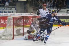 DEL - Eishockey - ERC Ingolstadt - Kölner Haie - PlayOff VF - Spiel 2 - Thomas Greilinger (ERC 39) trifft von hinten ins Tor von Torwart Gustaf Wesslau (29 Köln), David Elsner (ERC 61) Brett Olson (ERC 16) jubeln, Sieg in Overtime 4:3