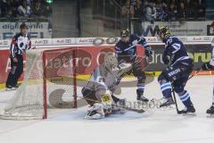 DEL - Eishockey - ERC Ingolstadt - Kölner Haie - PlayOff VF - Spiel 2 - Thomas Greilinger (ERC 39) trifft von hinten ins Tor von Torwart Gustaf Wesslau (29 Köln), David Elsner (ERC 61) Brett Olson (ERC 16) jubeln, Sieg in Overtime 4:3