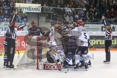 DEL - Eishockey - ERC Ingolstadt - Kölner Haie - PlayOff VF - Spiel 6 - Gerangel vor dem Kölner Tor um Torwart Gustaf Wesslau (29 Köln)