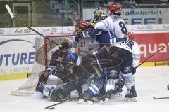 DEL - Eishockey - ERC Ingolstadt - Kölner Haie - PlayOff VF - Spiel 6 - Schlagerei auf dem Feld, Colton Jobke (7 ERC) Frederik Tiffels (21 Köln)