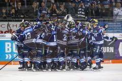 DEL - Eishockey - ERC Ingolstadt - Kölner Haie - PlayOff VF - Spiel 2 - Thomas Greilinger (ERC 39) trifft von hinten ins Tor von Torwart Gustaf Wesslau (29 Köln), Jubel, Sieg in Overtime 4:3, das ganze Team auf dem Eis