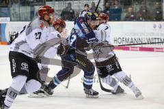 DEL - Eishockey - ERC Ingolstadt - Kölner Haie - PlayOff VF - Spiel 2 - Brandon Mashinter (ERC 53) kämpft sich durch die Verteidiger, Dominik Tiffels (7 Köln) Pascal Zerressen (27 Köln)