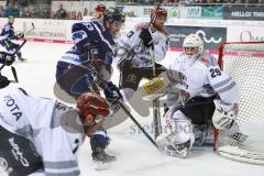 DEL - Eishockey - ERC Ingolstadt - Kölner Haie - PlayOff VF - Spiel 2 - Brandon Mashinter (ERC 53) knapp am Tor von Torwart Gustaf Wesslau (29 Köln) vorbei