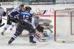 DEL - Eishockey - ERC Ingolstadt - Kölner Haie - PlayOff VF - Spiel 4 - Patrick Cannone (ERC 12) knapp am Tor, Torwart Gustaf Wesslau (29 Köln) pariert