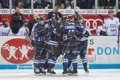 DEL - Eishockey - ERC Ingolstadt - Kölner Haie - PlayOff VF - Spiel 4 - Tim Wohlgemuth (ERC 33)trifft zum 1:0 Tir, gegen Torwart Gustaf Wesslau (29 Köln) Jubel mit Dustin Friesen (ERC 14) vor der Kölner Bank, Joachim Ramoser (ERC 47) Ville Kaistinen (ERC 