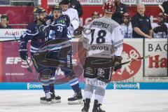 DEL - Eishockey - ERC Ingolstadt - Kölner Haie - PlayOff VF - Spiel 4 - Tim Wohlgemuth (ERC 33)trifft zum 1:0 Tir, gegen Torwart Gustaf Wesslau (29 Köln) Jubel mit Dustin Friesen (ERC 14) vor der Kölner Bank