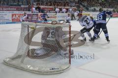 DEL - Eishockey - Saison 2018/2019 - ERC Ingolstadt - Kölner Haie - Playoff - Viertelfinale - Spiel 4 - Mashinter Brandon (#53 ERCI) fäscht einen Schuss ab - Gustaf Wesslau Torwart (#29 Köln) - Foto: Meyer Jürgen