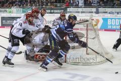 DEL - Eishockey - ERC Ingolstadt - Kölner Haie - PlayOff VF - Spiel 4 - Patrick Cannone (ERC 12) knapp am Tor, Torwart Gustaf Wesslau (29 Köln) pariert, Kai Hospelt (18 Köln)