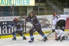 DEL - Eishockey - ERC Ingolstadt - Kölner Haie - PlayOff VF - Spiel 2 - Torwart Gustaf Wesslau (29 Köln), Brandon Mashinter (ERC 53) Tor 2:2 Ausgleich Jubel, mit Tyler Kelleher (19 ERC)