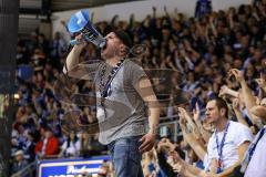 DEL - Eishockey - ERC Ingolstadt - Kölner Haie - PlayOff VF - Spiel 2 - Fans Jubel Choreo Fahnen Vorschreier Megaphon Fanszene