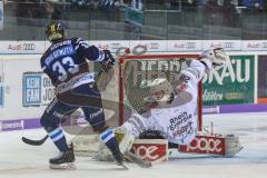 DEL - Eishockey - ERC Ingolstadt - Kölner Haie - PlayOff VF - Spiel 4 - Tim Wohlgemuth (ERC 33)trifft zum 1:0 Tir, gegen Torwart Gustaf Wesslau (29 Köln) Jubel