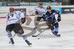 DEL - Eishockey - ERC Ingolstadt - Kölner Haie - PlayOff VF - Spiel 2 - rechts Thomas Greilinger (ERC 39), links Simon Despres (47 Köln) Frederik Tiffels (21 Köln)