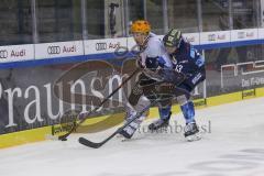 Im Bild: Stefan Espeland (#17 Bremerhafen) und Mike Collins (#13 ERC)

Eishockey - Herren - DEL - Saison 2019/2020, Spiel 8 - 4.10.2019 -  ERC Ingolstadt - Fischtowns Pinguins - Foto: Ralf Lüger