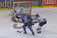 DEL - Eishockey - Saison 2019/20 - ERC Ingolstadt - Nürnberg Ice Tigers - Mike Collins (#13 ERCI) - Niklas Treutle Torwart (#31 Nürnberg) - Foto: Jürgen Meyer