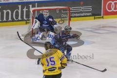 DEL - Eishockey - Saison 2019/20 - ERC Ingolstadt - Krefeld Pinguine - Jeremy Welsh (#15 Krefeld) - Timo Pielmeier (#51Torwart ERCI) - Foto: Jürgen Meyer