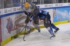 Im Bild: Justin Feser (#71 Bremerhafen) und Fabio Wagner (#5 ERC)

Eishockey - Herren - DEL - Saison 2019/2020, Spiel 8 - 4.10.2019 -  ERC Ingolstadt - Fischtowns Pinguins - Foto: Ralf Lüger