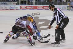 Im Bild: Mark Zengerle (#7 Bremerhafen) und Tim Wohlgemuth (#33 ERC)

Eishockey - Herren - DEL - Saison 2019/2020, Spiel 8 - 4.10.2019 -  ERC Ingolstadt - Fischtowns Pinguins - Foto: Ralf Lüger