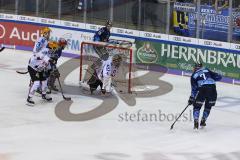 Im Bild: Tor für den ERC durch Colton Jobke (#7 ERC) - Tomáš Pöpperle (#42 Bremerhafen) und Dominik Uher (#26 Bremerhafen) können nur zuschauen -

Eishockey - Herren - DEL - Saison 2019/2020, Spiel 8 - 4.10.2019 -  ERC Ingolstadt - Fischtowns Pinguins -