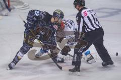 DEL - Eishockey - ERC Ingolstadt - EHC Straubing - Matt Bailey (ERC 22) am Bully mit Mike Connolly