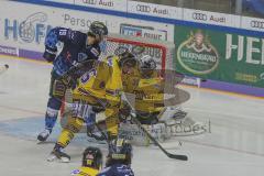 DEL - Eishockey - Saison 2019/20 - ERC Ingolstadt - Krefeld Pinguine - Findlay Brett (#19 ERCI) - Dimitri Pätzold Torwart (#32 Krefeld) - Foto: Jürgen Meyer