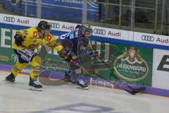 DEL - Eishockey - Saison 2019/20 - ERC Ingolstadt - Krefeld Pinguine - Brett Olson (#16 ERCI) - Torsten Ankert (#13 Krefeld) -  - Foto: Jürgen Meyer