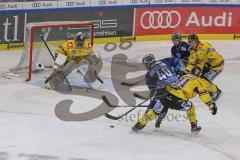 DEL - Eishockey - Saison 2019/20 - ERC Ingolstadt - Krefeld Pinguine - Dimitri Pätzold Torwart (#32 Krefeld) - Darin Olver (#40 ERCI) - Foto: Jürgen Meyer