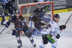 DEL - Eishockey - ERC Ingolstadt - EHC Straubing - Torwart Jochen Reimer (ERC 32) im Tor unter Bedrängnis