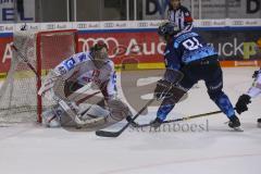 Im Bild: Tomáš Pöpperle (#42 Bremerhafen) und Kris Foucault (#81 ERC)

Eishockey - Herren - DEL - Saison 2019/2020, Spiel 8 - 4.10.2019 -  ERC Ingolstadt - Fischtowns Pinguins - Foto: Ralf Lüger