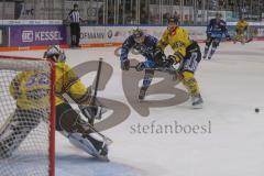 DEL - Eishockey - Saison 2019/20 - ERC Ingolstadt - Krefeld Pinguine - Jerry D´Àmigo (#9 ERCI) - Dimitri Pätzold Torwart (#32 Krefeld) - Alex Trivellato (#53 Krefeld) - Foto: Jürgen Meyer