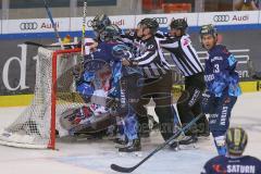 DEL - Eishockey - Saison 2019/20 - ERC Ingolstadt -  Adler Mannheim - Timo Pielmeier (#51Torwart ERCI) - Tommi Huhtala (#61 Mannheim) - Wayne Simpson (#21 ERCI) - Foto: Jürgen Meyer