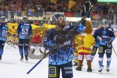 DEL - Eishockey - Saison 2019/20 - ERC Ingolstadt - Düsseldorfer EG - Findlay Brett (#19 ERCI) bedankt sich bei den Fans - Foto: Jürgen Meyer