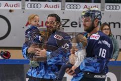 DEL - Eishockey - Saison 2019/20 - ERC Ingolstadt -  Kölner Haie - Jochen Reimer (#32Torwart ERCI) und Brett Olson (#16 ERCI) mit ihren Kindern auf dem Arm - Foto: Jürgen Meyer