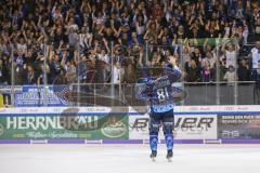 Im Bild: Kris Foucault (#81 ERC) bedankt sich mit seinem Kind auf dem Arm bei den Fans

Eishockey - Herren - DEL - Saison 2019/2020, Spiel 8 - 4.10.2019 -  ERC Ingolstadt - Fischtowns Pinguins - Foto: Ralf Lüger