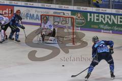 DEL - Eishockey - Saison 2019/20 - ERC Ingolstadt - Fishtown Pinguins - Colton Jobke (#7 ERCI) mit dem Anschlusstreffer zum 2:3 - jubel - Tomas Pöpperle Torwart (#42 Bremerhaven) - Foto: Jürgen Meyer