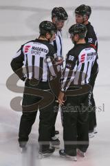 DEL - Eishockey - Saison 2019/20 - ERC Ingolstadt - Fishtown Pinguins - Die Schiedsrichter unterhalten sich - Foto: Jürgen Meyer