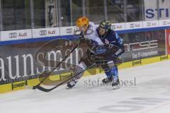 Im Bild: Stefan Espeland (#17 Bremerhafen) und Mike Collins (#13 ERC)

Eishockey - Herren - DEL - Saison 2019/2020, Spiel 8 - 4.10.2019 -  ERC Ingolstadt - Fischtowns Pinguins - Foto: Ralf Lüger