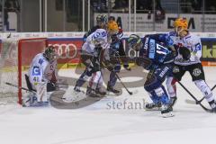 Im Bild: Tomáš Pöpperle (#42 Bremerhafen) Petr Taticek (#17 ERC) und Fedor Kolupajlo (#8 Bremerhafen)

Eishockey - Herren - DEL - Saison 2019/2020, Spiel 8 - 4.10.2019 -  ERC Ingolstadt - Fischtowns Pinguins - Foto: Ralf Lüger