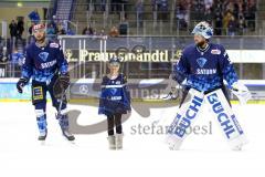 Im Bild: Brett Oslon (#16 ERC) und Timo Pielmeier (#51 Torwart ERC)

Eishockey - Herren - DEL - Saison 2019/2020, Spiel 8 - 4.10.2019 -  ERC Ingolstadt - Fischtowns Pinguins - Foto: Ralf Lüger