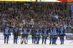 DEL - Eishockey - Saison 2019/20 - ERC Ingolstadt - Augsburger Panther - Die Spieler bedanken sich bei den Fans - choreo - jubel - Foto: Jürgen Meyer