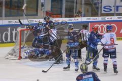 DEL - Eishockey - Saison 2019/20 - ERC Ingolstadt -  Adler Mannheim - Timo Pielmeier (#51Torwart ERCI) - Tommi Huhtala (#61 Mannheim) - Wayne Simpson (#21 ERCI) - Foto: Jürgen Meyer