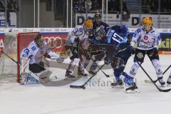 Im Bild: Tomáš Pöpperle (#42 Bremerhafen) Petr Taticek (#17 ERC) und Fedor Kolupajlo (#8 Bremerhafen)

Eishockey - Herren - DEL - Saison 2019/2020, Spiel 8 - 4.10.2019 -  ERC Ingolstadt - Fischtowns Pinguins - Foto: Ralf Lüger